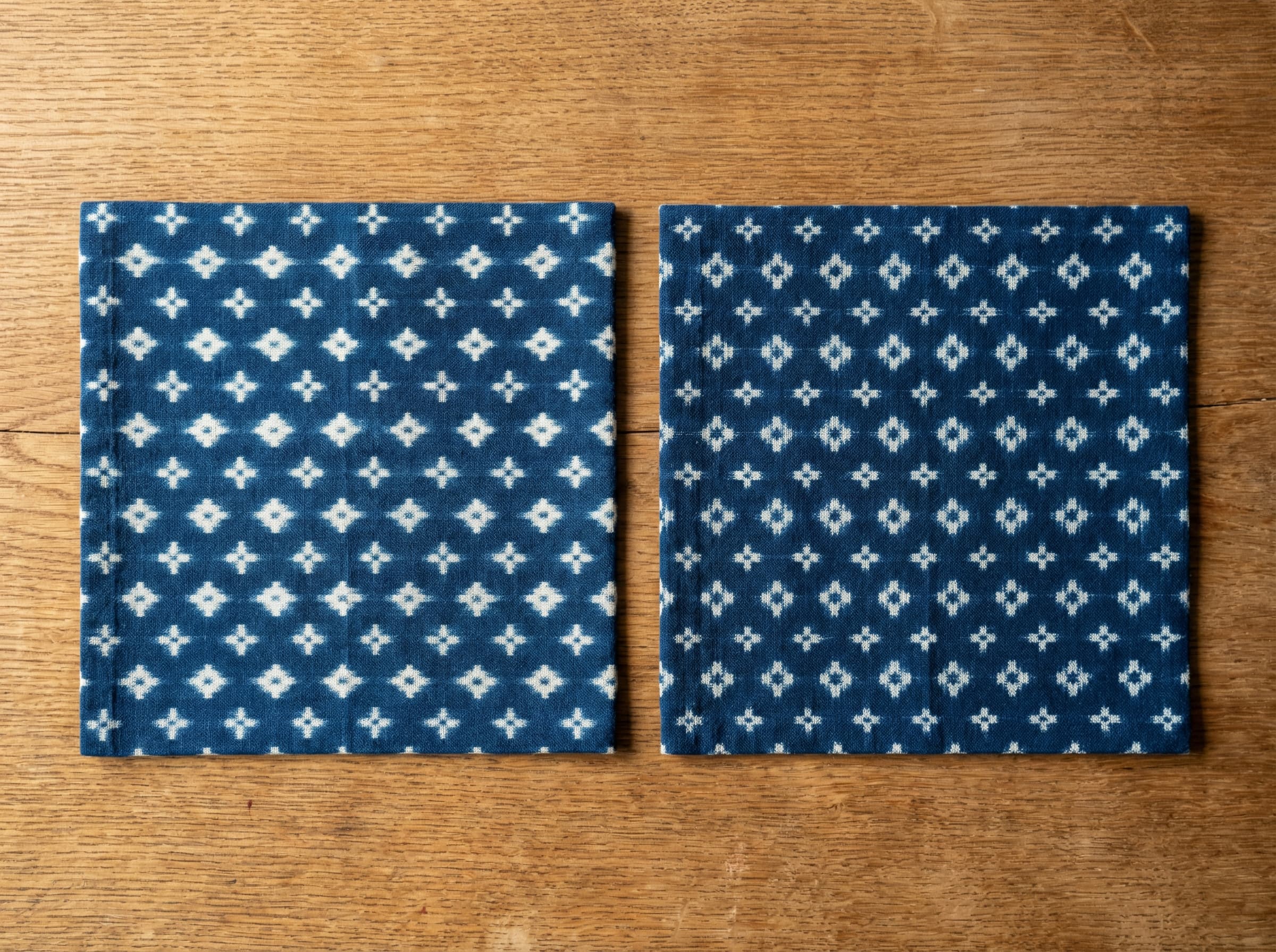 同じ柄の久留米絣を並べた写真 - かすれの違いが見える