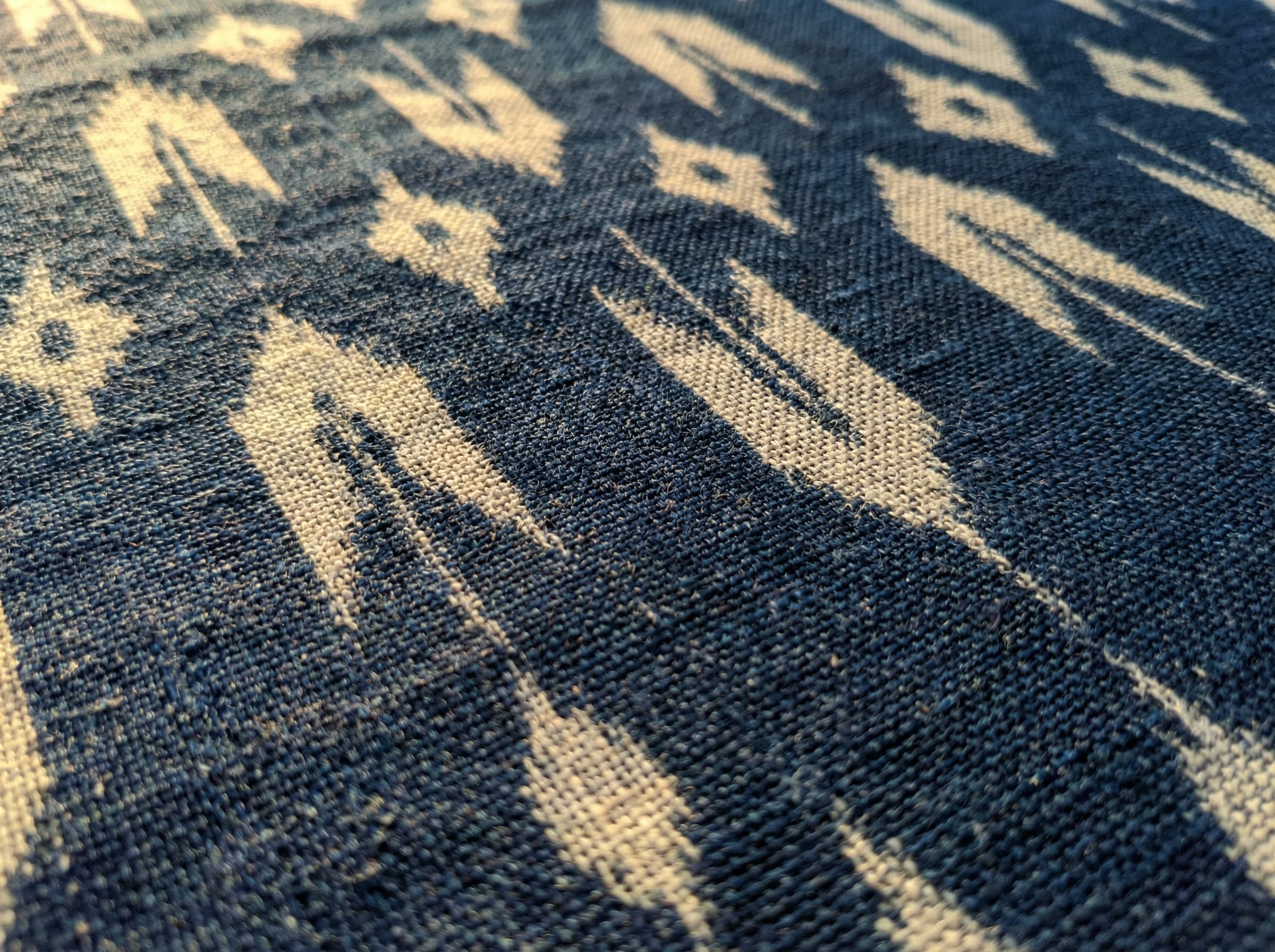 久留米絣の布のクローズアップ - 藍と白の絣模様のテクスチャー